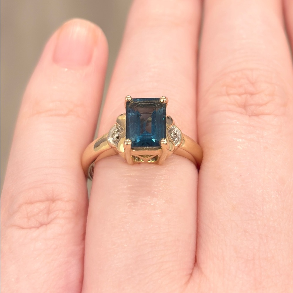 Vintage 14K Gold London Blue Topaz Ring: Emerald Cut Solitaire, Size 7 - Picture 4 of 10